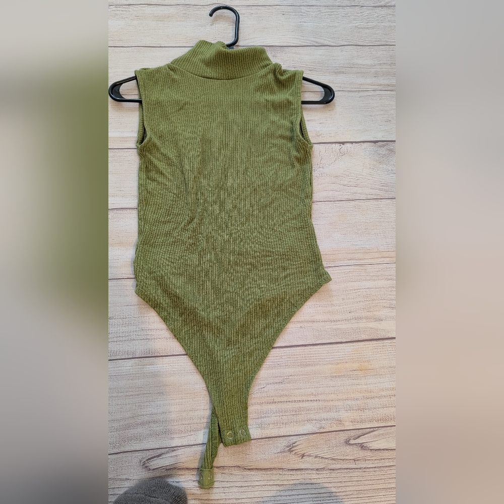 Forever 21 Green Turtleneck womebs Sleeveless Bodysuit. Size Small